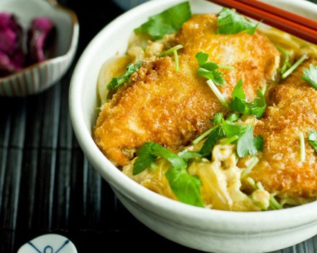 Kenikmatan Chicken Katsudon Dengan Paduan Bawang Dan Telur Gurih